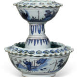 A NORTH EUROPEAN BLUE AND WHITE TIERED TULIP VASE IN PIERCED BOWL - Foto 2