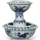 A NORTH EUROPEAN BLUE AND WHITE TIERED TULIP VASE IN PIERCED BOWL - Foto 3