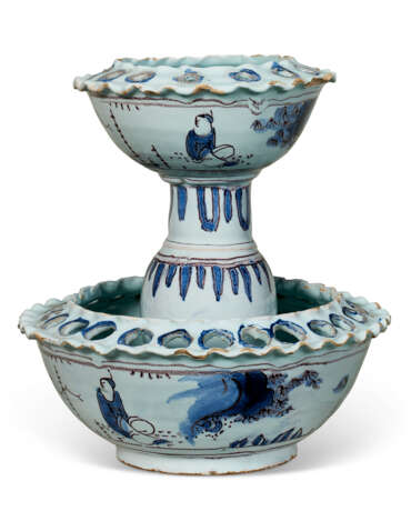 A NORTH EUROPEAN BLUE AND WHITE TIERED TULIP VASE IN PIERCED BOWL - Foto 4