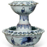 A NORTH EUROPEAN BLUE AND WHITE TIERED TULIP VASE IN PIERCED BOWL - Foto 4