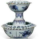 A NORTH EUROPEAN BLUE AND WHITE TIERED TULIP VASE IN PIERCED BOWL - Foto 5