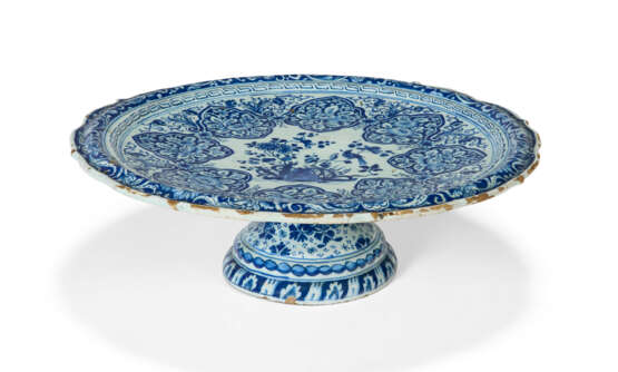 A DUTCH DELFT BLUE & WHITE TAZZA - photo 1