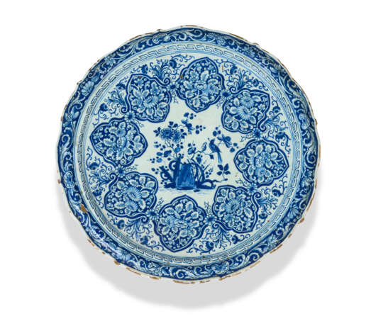 A DUTCH DELFT BLUE & WHITE TAZZA - photo 3