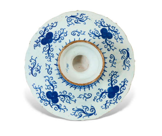 A DUTCH DELFT BLUE & WHITE TAZZA - photo 4