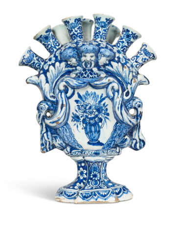 A DUTCH DELFT BLUE AND WHITE FIGURAL TULIP VASE - photo 2