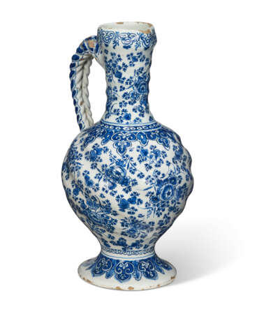 A DUTCH DELFT BLUE AND WHITE EWER - photo 4