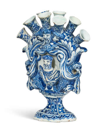 A DUTCH DELFT BLUE AND WHITE FIGURAL TULIP VASE - photo 3