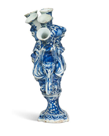 A DUTCH DELFT BLUE AND WHITE FIGURAL TULIP VASE - photo 4