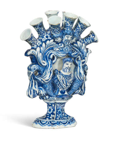 A DUTCH DELFT BLUE AND WHITE FIGURAL TULIP VASE - photo 5