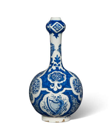 A DUTCH DELFT BLUE AND WHITE 'UNIONIST' VASE MADE FOR THE BRITISH MARKET - photo 4