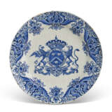 A DUTCH DELFT BLUE AND WHITE ARMORIAL PLATE - фото 1