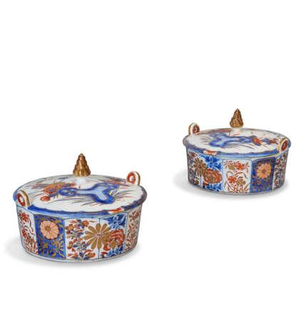 A PAIR OF DUTCH DELFT DORE IMARI BUTTER-TUBS AND COVERS - Foto 1