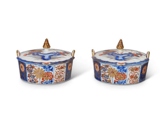 A PAIR OF DUTCH DELFT DORE IMARI BUTTER-TUBS AND COVERS - Foto 2