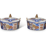 A PAIR OF DUTCH DELFT DORE IMARI BUTTER-TUBS AND COVERS - Foto 2