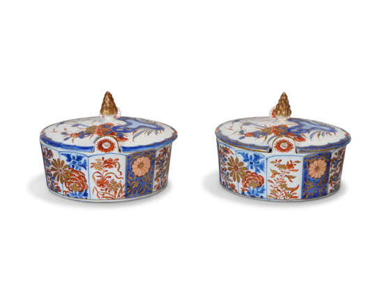 A PAIR OF DUTCH DELFT DORE IMARI BUTTER-TUBS AND COVERS - Foto 3