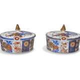 A PAIR OF DUTCH DELFT DORE IMARI BUTTER-TUBS AND COVERS - Foto 3