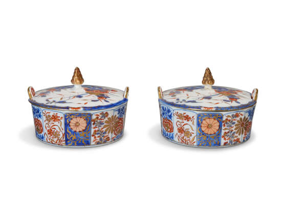 A PAIR OF DUTCH DELFT DORE IMARI BUTTER-TUBS AND COVERS - Foto 4