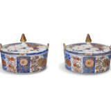 A PAIR OF DUTCH DELFT DORE IMARI BUTTER-TUBS AND COVERS - Foto 4