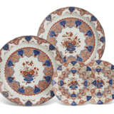 TWO PAIRS OF DUTCH DELFT DORE POLYCHROME 'HANA KAGO' DISHES - Foto 1