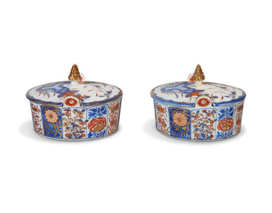 A PAIR OF DUTCH DELFT DORE IMARI BUTTER-TUBS AND COVERS - Foto 5