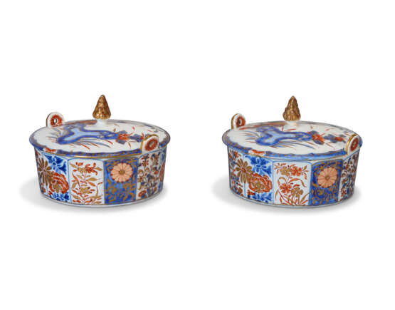 A PAIR OF DUTCH DELFT DORE IMARI BUTTER-TUBS AND COVERS - Foto 6