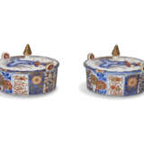 A PAIR OF DUTCH DELFT DORE IMARI BUTTER-TUBS AND COVERS - Foto 6