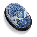 A DUTCH DELFT BLUE AND WHITE BRUSH BACK (BORSTELRUG) - Foto 1