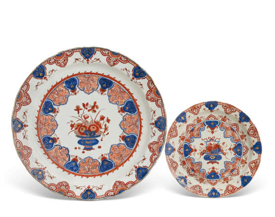 TWO PAIRS OF DUTCH DELFT DORE POLYCHROME 'HANA KAGO' DISHES - Foto 3