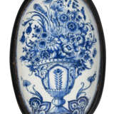 A DUTCH DELFT BLUE AND WHITE BRUSH BACK (BORSTELRUG) - Foto 2