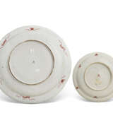 TWO PAIRS OF DUTCH DELFT DORE POLYCHROME 'HANA KAGO' DISHES - Foto 4