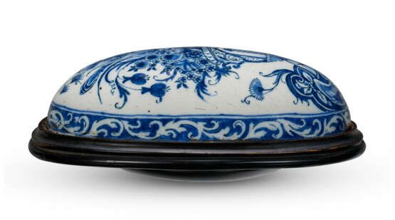 A DUTCH DELFT BLUE AND WHITE BRUSH BACK (BORSTELRUG) - Foto 3