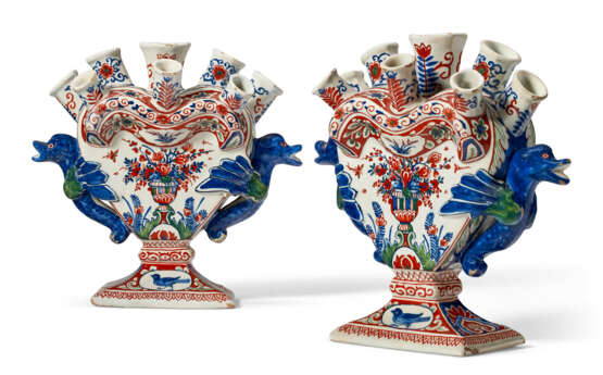 A PAIR OF DUTCH DELFT POLYCHROME TULIPIERES (TULPENVAAS) - Foto 1