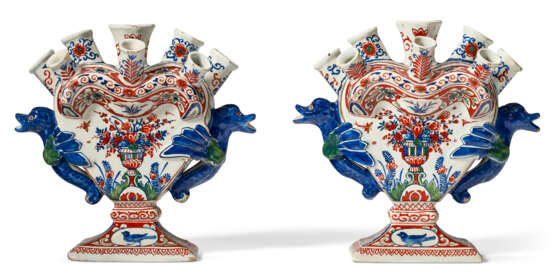 A PAIR OF DUTCH DELFT POLYCHROME TULIPIERES (TULPENVAAS) - Foto 2