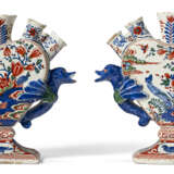 A PAIR OF DUTCH DELFT POLYCHROME TULIPIERES (TULPENVAAS) - Foto 3