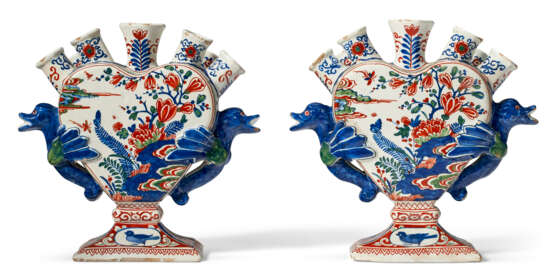 A PAIR OF DUTCH DELFT POLYCHROME TULIPIERES (TULPENVAAS) - Foto 3