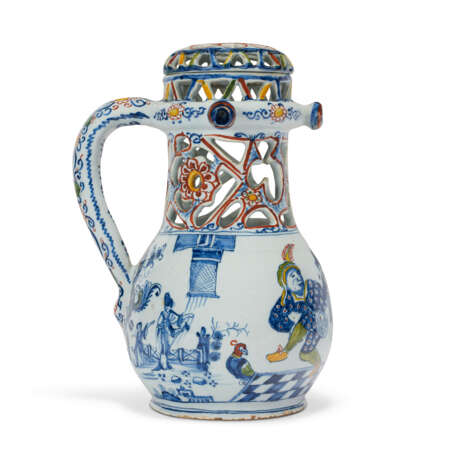 A DUTCH DELFT POLYCHROME COMMEDIA DELL'ARTE PUZZLE-JUG AND COVER (FOPKAN) - Foto 3