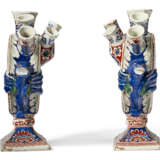 A PAIR OF DUTCH DELFT POLYCHROME TULIPIERES (TULPENVAAS) - Foto 4