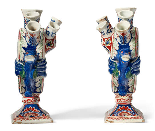 A PAIR OF DUTCH DELFT POLYCHROME TULIPIERES (TULPENVAAS) - Foto 4