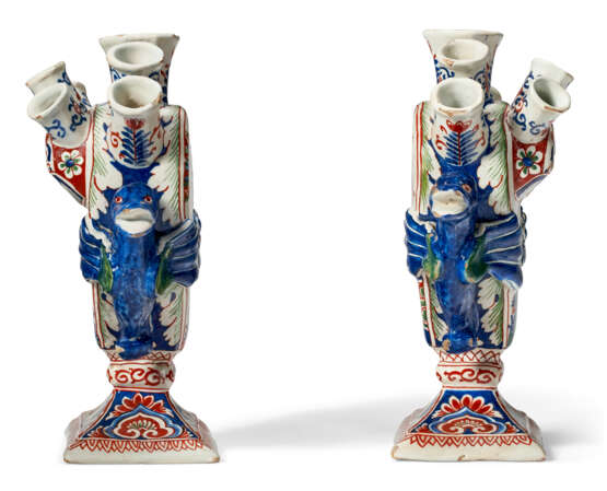 A PAIR OF DUTCH DELFT POLYCHROME TULIPIERES (TULPENVAAS) - Foto 5