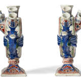 A PAIR OF DUTCH DELFT POLYCHROME TULIPIERES (TULPENVAAS) - Foto 5