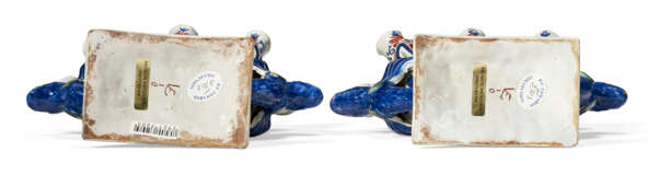 A PAIR OF DUTCH DELFT POLYCHROME TULIPIERES (TULPENVAAS) - Foto 6