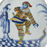 A DUTCH DELFT POLYCHROME COMMEDIA DELL'ARTE PUZZLE-JUG AND COVER (FOPKAN) - Foto 7