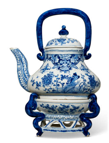 A DUTCH DELFT BLUE AND WHITE TEA KETTLE AND COVER ON PIERCED STAND (KETEL EN KOMFOOR) - Foto 1