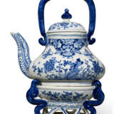 A DUTCH DELFT BLUE AND WHITE TEA KETTLE AND COVER ON PIERCED STAND (KETEL EN KOMFOOR) - Foto 1