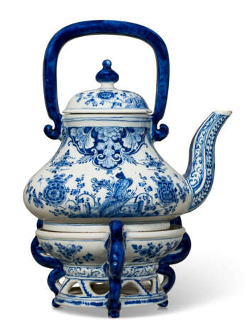 A DUTCH DELFT BLUE AND WHITE TEA KETTLE AND COVER ON PIERCED STAND (KETEL EN KOMFOOR) - Foto 2