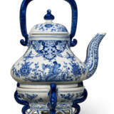 A DUTCH DELFT BLUE AND WHITE TEA KETTLE AND COVER ON PIERCED STAND (KETEL EN KOMFOOR) - Foto 2