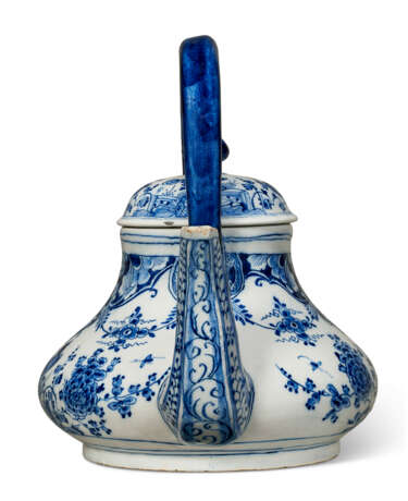 A DUTCH DELFT BLUE AND WHITE TEA KETTLE AND COVER ON PIERCED STAND (KETEL EN KOMFOOR) - Foto 3