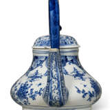 A DUTCH DELFT BLUE AND WHITE TEA KETTLE AND COVER ON PIERCED STAND (KETEL EN KOMFOOR) - Foto 3