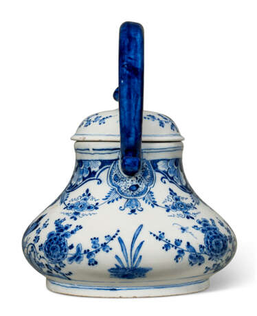 A DUTCH DELFT BLUE AND WHITE TEA KETTLE AND COVER ON PIERCED STAND (KETEL EN KOMFOOR) - Foto 4