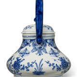 A DUTCH DELFT BLUE AND WHITE TEA KETTLE AND COVER ON PIERCED STAND (KETEL EN KOMFOOR) - Foto 4